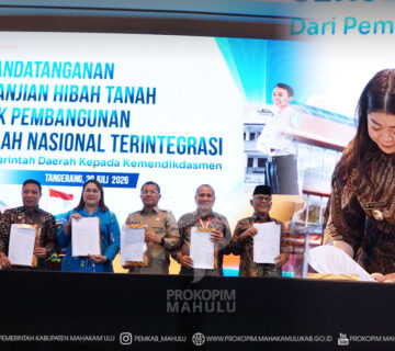 Tangerang – Bupati Mahakam Ulu (Mahulu), Angela Idang Belawan, menghadiri kegiatan Penandatanganan Naskah Perjanjian Hibah Daerah (NPHD) lahan/tanah untuk pembangunan Sekolah Nasional Terintegrasi (SNT) yang diselenggarakan oleh Kementerian Pendidikan Dasar dan Menengah, di Hotel Episode, Gading Serpong, Tangerang. Kamis (30/7/2026)