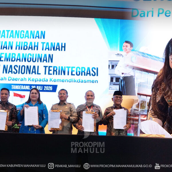 Tangerang – Bupati Mahakam Ulu (Mahulu), Angela Idang Belawan, menghadiri kegiatan Penandatanganan Naskah Perjanjian Hibah Daerah (NPHD) lahan/tanah untuk pembangunan Sekolah Nasional Terintegrasi (SNT) yang diselenggarakan oleh Kementerian Pendidikan Dasar dan Menengah, di Hotel Episode, Gading Serpong, Tangerang. Kamis (30/7/2026)