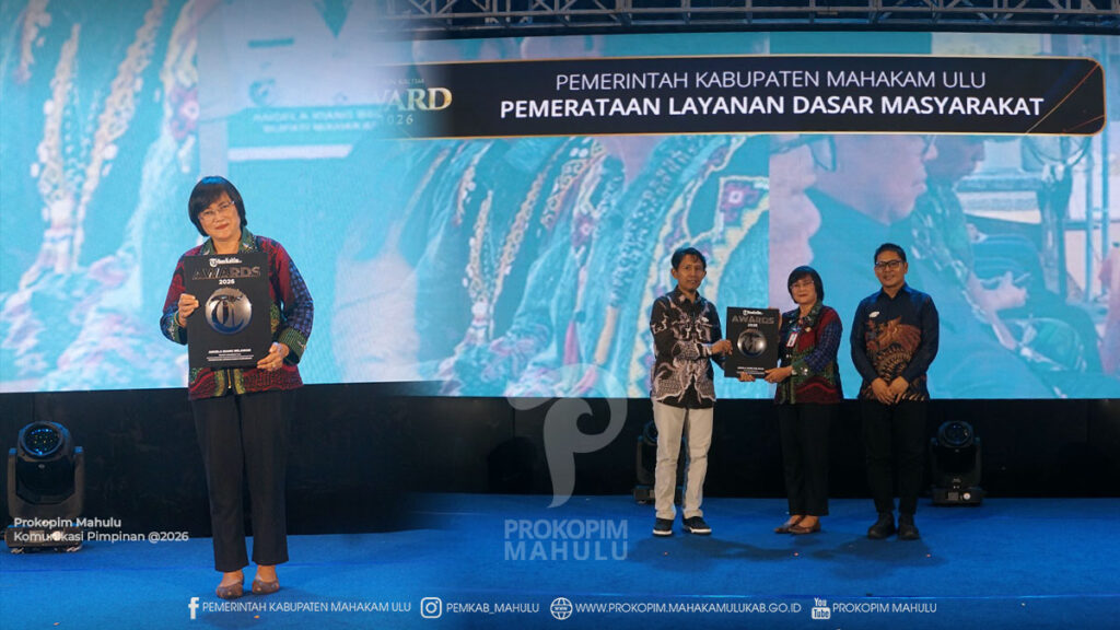 Balikpapan – Bupati Mahakam Ulu (Mahulu), Angela Idang Belawan, yang diwakili oleh Asisten Administrasi Umum (Asisten III), Kristina Tening, S.H., M.Si., menerima Penghargaan Pemerataan Layanan Dasar Masyarakat pada ajang Tribun Kaltim Award 2026 yang digelar di Nusantara Grand Ballroom MaxOne Hotel Balikpapan, Kamis (30/07/2026). 
