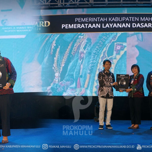 Balikpapan – Bupati Mahakam Ulu (Mahulu), Angela Idang Belawan, yang diwakili oleh Asisten Administrasi Umum (Asisten III), Kristina Tening, S.H., M.Si., menerima Penghargaan Pemerataan Layanan Dasar Masyarakat pada ajang Tribun Kaltim Award 2026 yang digelar di Nusantara Grand Ballroom MaxOne Hotel Balikpapan, Kamis (30/07/2026). 