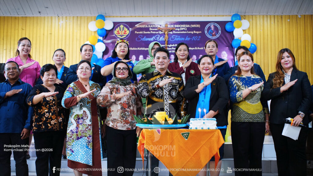 Ujoh Bilang – Wakil Bupati Mahakam Ulu mewakili Bupati Mahakam Ulu menghadiri Peringatan Hari Ulang Tahun (HUT) Wanita Katolik Republik Indonesia (WKRI) ke-102 Tahun 2026 yang diselenggarakan di Aula Gereja Paroki Santo Petrus Ujoh Bilang, Jumat (31/07/2026). 
