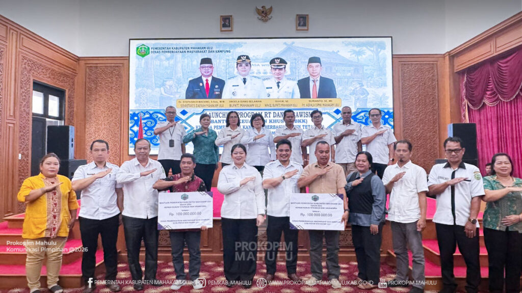 Ujoh Bilang – Bupati Mahakam Ulu (Mahulu), Angela Idang Belawan, secara resmi meluncurkan Program Rukun Tetangga (RT) dan Bantuan Keuangan Khusus (BKK) RT pada Kecamatan Long Bagun sebagai langkah memperkuat pembangunan berbasis masyarakat. Peluncuran program tersebut dilaksanakan di Ballroom Kantor Bupati Lt.3, Rabu (1/7/26).