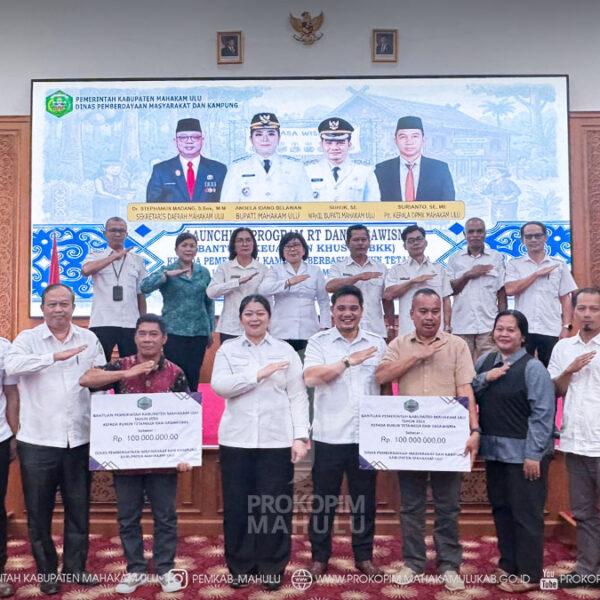 Ujoh Bilang – Bupati Mahakam Ulu (Mahulu), Angela Idang Belawan, secara resmi meluncurkan Program Rukun Tetangga (RT) dan Bantuan Keuangan Khusus (BKK) RT pada Kecamatan Long Bagun sebagai langkah memperkuat pembangunan berbasis masyarakat. Peluncuran program tersebut dilaksanakan di Ballroom Kantor Bupati Lt.3, Rabu (1/7/26).