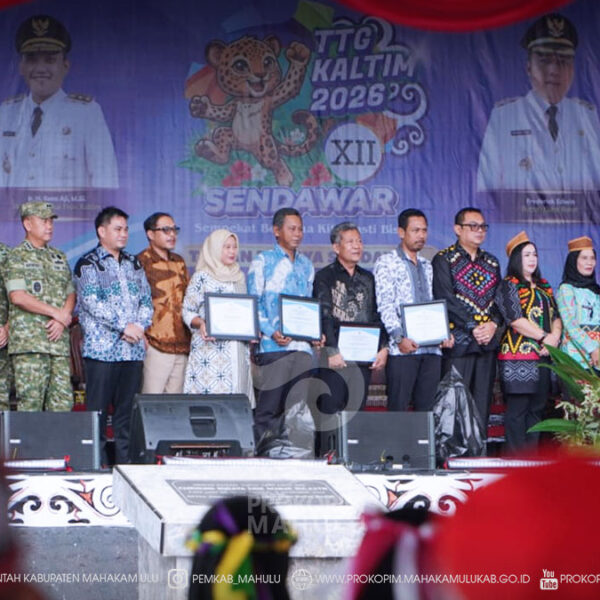 Cover Berita 1(3) Kutai Barat – Mewakili Bupati Mahakam Ulu (Mahulu) Angela Idang Belawan, Wakil Bupati (Wabup) Mahulu, Suhuk, S.E., menghadiri pembukaan Gelar Teknologi Tepat Guna (TTG) XII Tingkat Provinsi Kalimantan Timur yang digelar di Taman Budaya Sendawar (TBS), Kabupaten Kutai Barat, Selasa (21/07/2026) pagi.