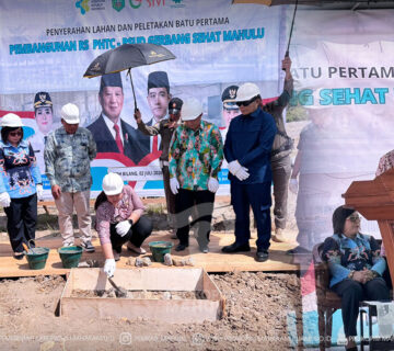 Ujoh Bilang – Bupati Mahakam Ulu (Mahulu), Angela Idang Belawan, secara resmi melakukan peletakan batu pertama pembangunan Program Hasil Terbaik Cepat (PHTC) RSUD Gerbang Sehat Mahakam, Kamis (2/7/26). Pembangunan rumah sakit tersebut menjadi langkah strategis Pemerintah Kabupaten (Pemkab) Mahulu dalam memperkuat pelayanan kesehatan rujukan bagi masyarakat di wilayah perbatasan.