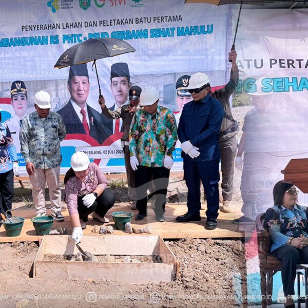 Cover Berita 158 Ujoh Bilang – Bupati Mahakam Ulu (Mahulu), Angela Idang Belawan, secara resmi melakukan peletakan batu pertama pembangunan Program Hasil Terbaik Cepat (PHTC) RSUD Gerbang Sehat Mahakam, Kamis (2/7/26). Pembangunan rumah sakit tersebut menjadi langkah strategis Pemerintah Kabupaten (Pemkab) Mahulu dalam memperkuat pelayanan kesehatan rujukan bagi masyarakat di wilayah perbatasan.