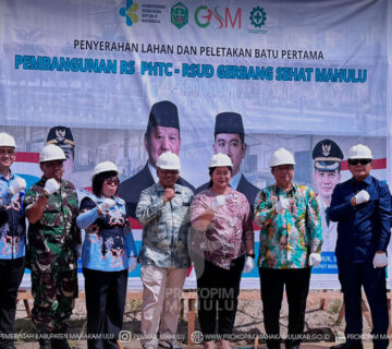 Ujoh Bilang – Selain membangun infrastruktur rumah sakit, Pemerintah Kabupaten (Pemkab) Mahakam Ulu (Mahulu) juga menyiapkan sumber daya manusia (SDM) kesehatan sebagai bagian dari penguatan pelayanan di RS Program Hasil Terbaik Cepat (PHTC) RSUD Gerbang Sehat Mahakam. Komitmen tersebut disampaikan Bupati Mahakam Ulu, Angela Idang Belawan, saat peletakan batu pertama pembangunan rumah sakit, Kamis (2/7/2026).