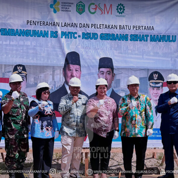 Cover Berita 159 Ujoh Bilang – Selain membangun infrastruktur rumah sakit, Pemerintah Kabupaten (Pemkab) Mahakam Ulu (Mahulu) juga menyiapkan sumber daya manusia (SDM) kesehatan sebagai bagian dari penguatan pelayanan di RS Program Hasil Terbaik Cepat (PHTC) RSUD Gerbang Sehat Mahakam. Komitmen tersebut disampaikan Bupati Mahakam Ulu, Angela Idang Belawan, saat peletakan batu pertama pembangunan rumah sakit, Kamis (2/7/2026).
