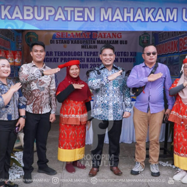 Cover Berita 2(2) Kutai Barat – Pemerintah Kabupaten (Pemkab) Mahakam Ulu (Mahulu) terus berkomitmen mendorong peningkatan perekonomian masyarakat melalui pengembangan dan penerapan Teknologi Tepat Guna (TTG), sekaligus memperkuat inovasi daerah melalui partisipasi dalam berbagai ajang pameran tingkat provinsi.