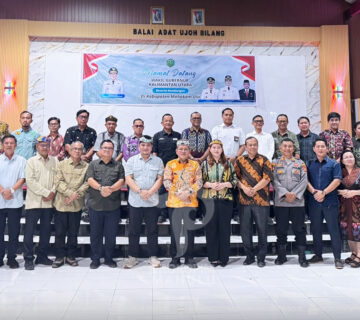 Ujoh Bilang - Mewakili Bupati Mahakam Ulu (Mahulu), Angela Idang Belawan, Wakil Bupati (Wabup) Mahulu, Suhuk, S.E., menyambut Wakil Gubernur (Wagub) Kalimantan Utara (Kaltara) Ingkong Ala, S.E., M.Si., beserta rombongan dalam pertemuan malam silaturahmi, di Balai Adat Ujoh Bilang. Rabu malam (1/7/26)