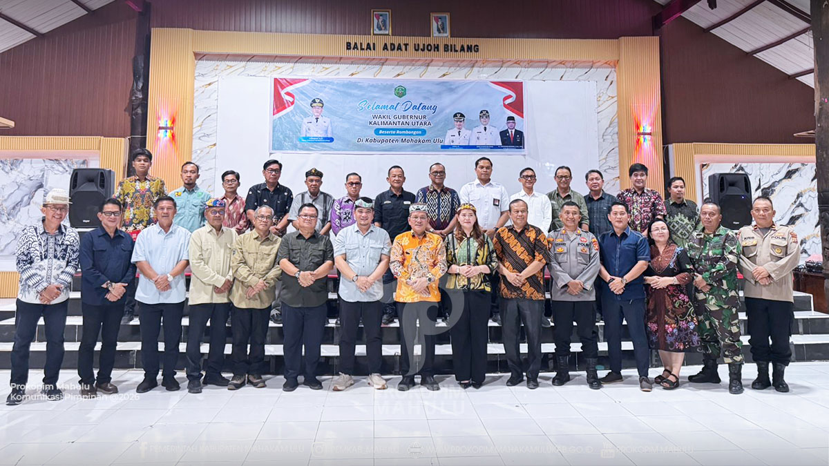 Ujoh Bilang - Mewakili Bupati Mahakam Ulu (Mahulu), Angela Idang Belawan, Wakil Bupati (Wabup) Mahulu, Suhuk, S.E., menyambut Wakil Gubernur (Wagub) Kalimantan Utara (Kaltara) Ingkong Ala, S.E., M.Si., beserta rombongan dalam pertemuan malam silaturahmi, di Balai Adat Ujoh Bilang. Rabu malam (1/7/26)