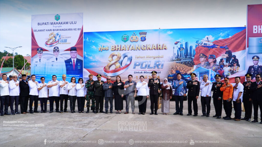 Ujoh Bilang – Bupati Mahakam Ulu (Mahulu), Angela Idang Belawan, bersama Wakil Bupati Mahulu, Suhuk, S.E., menghadiri Upacara Peringatan Hari Ulang Tahun (HUT) ke 80 Bhayangkara yang digelar di Alun-alun Ujoh Bilang, Rabu (01/07/2026).