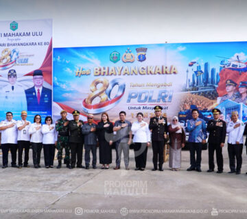 Ujoh Bilang – Bupati Mahakam Ulu (Mahulu), Angela Idang Belawan, bersama Wakil Bupati Mahulu, Suhuk, S.E., menghadiri Upacara Peringatan Hari Ulang Tahun (HUT) ke 80 Bhayangkara yang digelar di Alun-alun Ujoh Bilang, Rabu (01/07/2026).