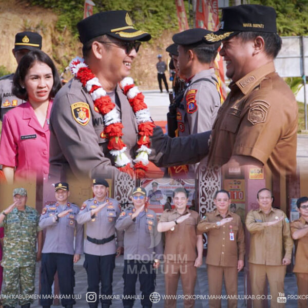 Cover Berita Edit 2026 Ujoh Bilang – Wakil Bupati (Wabup) Mahakam Ulu (Mahulu), Suhuk, S.E., menghadiri prosesi penyambutan Kapolres Mahakam Ulu yang baru AKBP Roni Wijaya, S.I.K., yang dihadiri Pejabat Lama Kapolres Mahulu AKBP Eko Alamsyah, A.Md., S.H., M.H., di halaman Markas Komando (Mako) Polres Mahakam Ulu, Senin (14/07/2026) pagi.