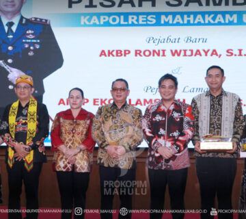 Ujoh Bilang – Mewakili Bupati Mahakam Ulu (Mahulu), Angela Idang Belawan,  Wakil Bupati (Wabup) Mahulu Suhuk, S.E., menghadiri acara Ramah Tamah Pisah Sambut Kapolres Mahakam Ulu dari pejabat lama AKBP Eko Alamsyah, A.Md., S.H., M.H., kepada pejabat baru AKBP Roni Wijaya, S.I.K., yang berlangsung di Ballroom Lantai III Kantor Bupati Mahulu, Selasa (14/07/2026) malam.