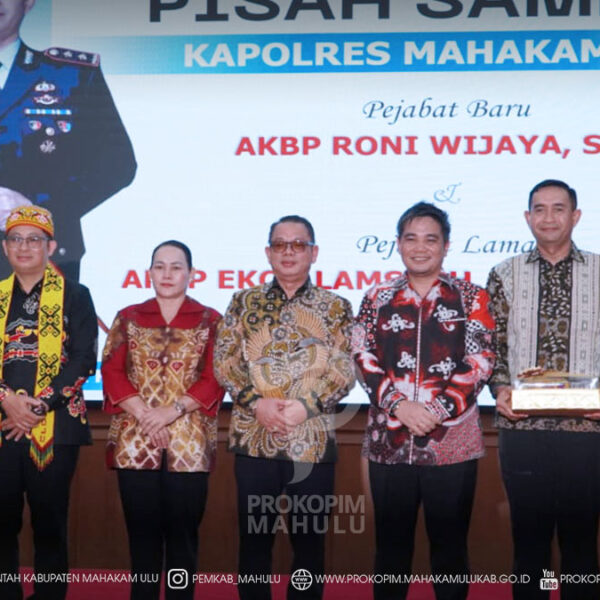 Cover Berita Edit 2026 Ujoh Bilang – Mewakili Bupati Mahakam Ulu (Mahulu), Angela Idang Belawan, Wakil Bupati (Wabup) Mahulu Suhuk, S.E., menghadiri acara Ramah Tamah Pisah Sambut Kapolres Mahakam Ulu dari pejabat lama AKBP Eko Alamsyah, A.Md., S.H., M.H., kepada pejabat baru AKBP Roni Wijaya, S.I.K., yang berlangsung di Ballroom Lantai III Kantor Bupati Mahulu, Selasa (14/07/2026) malam.