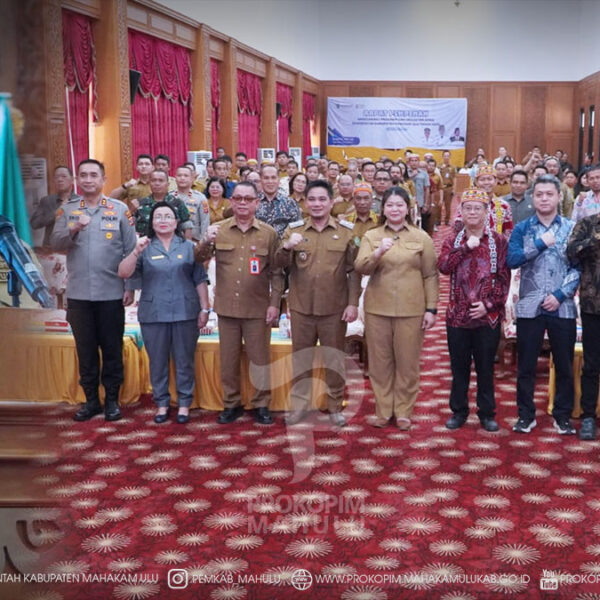 Ujoh Bilang – Pemerintah Kabupaten (Pemkab) Mahakam Ulu (Mahulu) terus menunjukkan komitmennya dalam mendorong percepatan pembangunan daerah melalui pengembangan sektor energi berkelanjutan. Hal tersebut ditandai dengan dibukanya secara resmi kegiatan Sosialisasi Proyek Pembangkit Listrik Tenaga Air (PLTA) Batoq Kelo berkapasitas 300 Megawatt oleh Bupati Mahakam Ulu di Ballroom Lantai III Kantor Bupati Mahulu, Senin (06/07/2026).