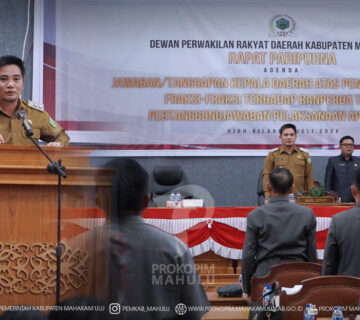 Ujoh Bilang – Mewakili Bupati Mahakam Ulu (Mahulu), Angela Idang Belawan, Wakil Bupati (Wabup) Mahulu, Suhuk, S.E., menyampaikan jawaban pemerintah atas pandangan umum fraksi-fraksi DPRD Kabupaten Mahulu terhadap Rancangan Peraturan Daerah (Ranperda) tentang Pertanggungjawaban Pelaksanaan Anggaran Pendapatan dan Belanja Daerah (APBD) Kabupaten Mahulu Tahun Anggaran 2025.