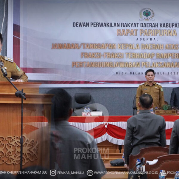 Ujoh Bilang – Mewakili Bupati Mahakam Ulu (Mahulu), Angela Idang Belawan, Wakil Bupati (Wabup) Mahulu, Suhuk, S.E., menyampaikan jawaban pemerintah atas pandangan umum fraksi-fraksi DPRD Kabupaten Mahulu terhadap Rancangan Peraturan Daerah (Ranperda) tentang Pertanggungjawaban Pelaksanaan Anggaran Pendapatan dan Belanja Daerah (APBD) Kabupaten Mahulu Tahun Anggaran 2025.