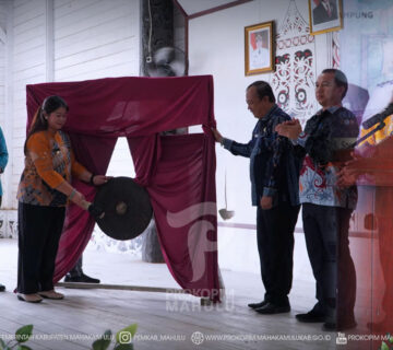 Long Hubung – Bupati Mahakam Ulu (Mahulu), Angela Idang Belawan, meluncurkan Program Rukun Tetangga (RT) dan Dasawisma melalui Bantuan Keuangan Khusus (BKK) kepada pemerintah kampung berbasis RT se-Kecamatan Laham dan Long Hubung. Kegiatan tersebut berlangsung di Amin Ayaq Ida'ang Bulan, Kampung Long Hubung, Kecamatan Long Hubung, Jumat (3/7/2026).