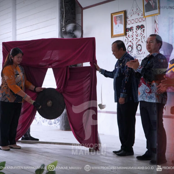 Cover Berita Edit 2026(15) Long Hubung – Bupati Mahakam Ulu (Mahulu), Angela Idang Belawan, meluncurkan Program Rukun Tetangga (RT) dan Dasawisma melalui Bantuan Keuangan Khusus (BKK) kepada pemerintah kampung berbasis RT se-Kecamatan Laham dan Long Hubung. Kegiatan tersebut berlangsung di Amin Ayaq Ida'ang Bulan, Kampung Long Hubung, Kecamatan Long Hubung, Jumat (3/7/2026).