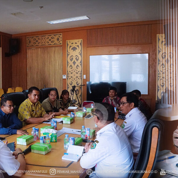 Cover Berita Edit 2026(17) Ujoh Bilang – Pemerintah Kabupaten (Pemkab) Mahakam Ulu (Mahulu), menyatakan dukungan terhadap rencana Kementerian Agama (Kemenag) Republik Indonesia Mahulu untuk mendirikan Sekolah Menengah Agama Katolik (SMAK) Negeri di Kabupaten Mahakam Ulu. Dukungan tersebut disampaikan Wakil Bupati Mahulu, Suhuk, S.E., saat menerima audiensi Kemenag bersama unsur Gereja Katolik di Ruang Rapat Wakil Bupati, Rabu (15/07/2026).