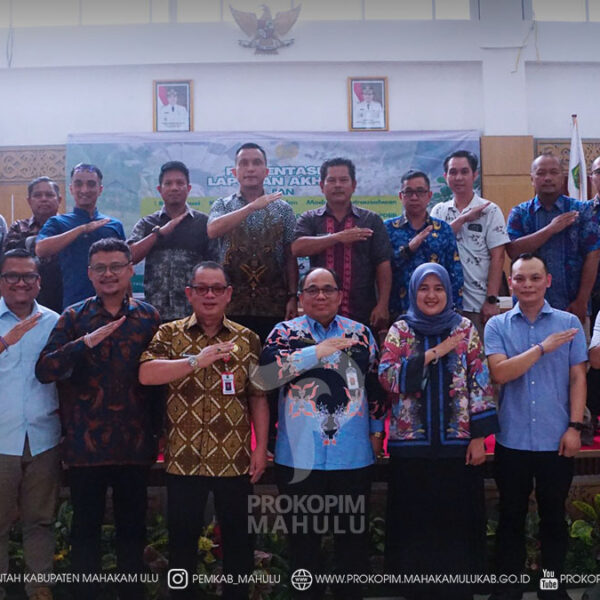 Cover Berita Edit 2026(20) Ujoh Bilang – Sekretaris Daerah (Sekda) Kabupaten Mahakam Ulu (Mahulu), Dr. Stephanus Madang, S.Sos., M.M., secara resmi membuka kegiatan Presentasi Laporan Akhir Tujuh Kajian Strategis hasil kerja sama Pemerintah Kabupaten (Pemkab) Mahulu dengan Universitas Negeri Surabaya (UNESA) yang berlangsung di Ruang Rapat Badan Perencanaan, Pembangunan, Penelitian, dan Pengembangan Daerah (Bappelitbangda) Kabupaten Mahakam Ulu, Kamis (16/07/2026).
