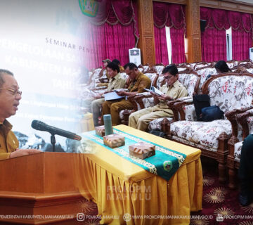 Ujoh Bilang - Mewakili Bupati Mahakam Ulu (Mahulu), Angela Idang Belawan, Sekretaris Daerah (Sekda), Mahulu, Dr. Stephanus Madang, S.Sos., M.M., membuka Seminar Awal Penyusunan Dokumen Rencana Induk Pengelolaan Sampah (RIPS) Kabupaten Mahulu yang berlangsung di Ballroom Lantai III Kantor Bupati Mahulu, Senin (20/07/2026).