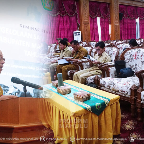 Cover Berita Edit 2026(22) Ujoh Bilang - Mewakili Bupati Mahakam Ulu (Mahulu), Angela Idang Belawan, Sekretaris Daerah (Sekda), Mahulu, Dr. Stephanus Madang, S.Sos., M.M., membuka Seminar Awal Penyusunan Dokumen Rencana Induk Pengelolaan Sampah (RIPS) Kabupaten Mahulu yang berlangsung di Ballroom Lantai III Kantor Bupati Mahulu, Senin (20/07/2026).