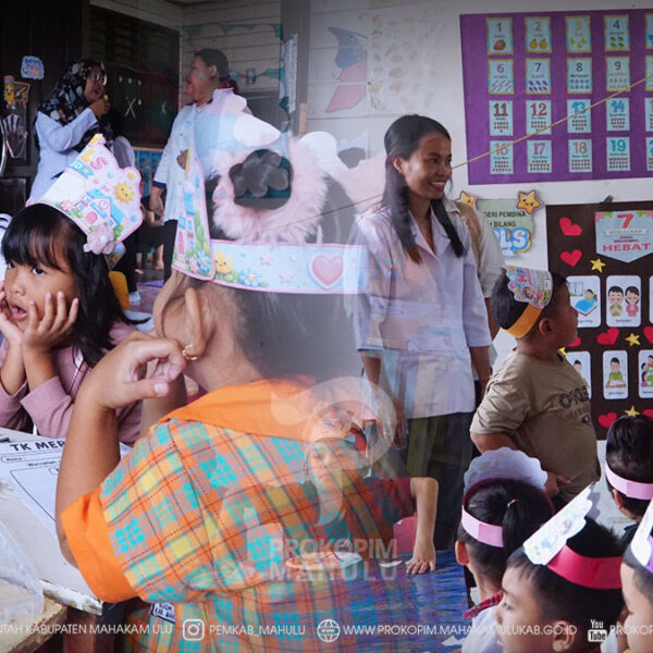 Cover Berita Edit 2026(25) Ujoh Bilang - Bupati Mahakam Ulu (Mahulu), Angela Idang Belawan, melaksanakan monitoring dan evaluasi Masa Pengenalan Lingkungan Sekolah (MPLS) Pendidikan Anak Usia Dini (PAUD) Tahun Ajaran 2026/2027 di TK Merpati dan TK Negeri Pembina, Ujoh Bilang, Rabu (22/07/2026).