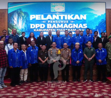 Ujoh Bilang – Mewakili Bupati Mahakam Ulu (Mahulu), Angela Idang Belawan, Staf Ahli Bidang Pemerintahan dan Kesejahteraan Rakyat, Gerry Gregorius, S.E., M.Si., Ak., CA., menghadiri Pelantikan Pengurus Dewan Pimpinan Daerah Badan Musyawarah Antar Gereja Nasional (DPD BAMAGNAS) Kabupaten Mahulu Masa Bakti 2026-2031 di Ballroom Lantai III Kantor Bupati, Jumat (24/07/2026).
