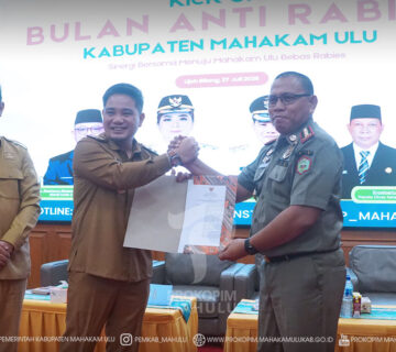 Ujoh Bilang – Bupati Mahakam Ulu (Mahulu), Angela Idang Belawan, yang diwakili oleh Wakil Bupati Mahakam Ulu, Suhuk, S.E., secara resmi membuka Kick Off Bulan Anti Rabies Mahakam Ulu Tahun 2026 sebagai langkah memperkuat upaya pencegahan dan pengendalian rabies melalui kolaborasi lintas sektor serta peningkatan partisipasi masyarakat. Bertempat di Ballroom Lantai III Kantor Bupati, Senin (27/07/2026).