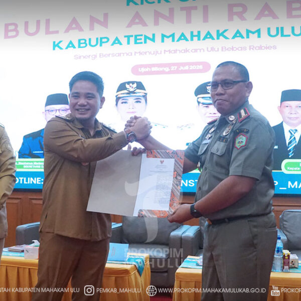 Cover Berita Edit 2026(29) Ujoh Bilang – Bupati Mahakam Ulu (Mahulu), Angela Idang Belawan, yang diwakili oleh Wakil Bupati Mahakam Ulu, Suhuk, S.E., secara resmi membuka Kick Off Bulan Anti Rabies Mahakam Ulu Tahun 2026 sebagai langkah memperkuat upaya pencegahan dan pengendalian rabies melalui kolaborasi lintas sektor serta peningkatan partisipasi masyarakat. Bertempat di Ballroom Lantai III Kantor Bupati, Senin (27/07/2026).
