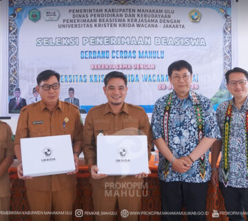 Ujoh Bilang – Bupati Mahakam Ulu (Mahulu), Angela Idang Belawan, yang diwakili oleh Wakil Bupati Mahakam Ulu, Suhuk, S.E., secara resmi membuka Pelaksanaan Seleksi Beasiswa Gerbang Cerdas Mahakam Ulu Kerja Sama Tahun 2026 dengan Universitas Kristen Krida Wacana (UKRIDA), di Kantor Dinas Pendidikan dan Kebudayaan Kabupaten Mahakam Ulu, Selasa (28/07/2026).