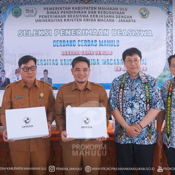 Cover Berita Edit 2026(30) Ujoh Bilang – Bupati Mahakam Ulu (Mahulu), Angela Idang Belawan, yang diwakili oleh Wakil Bupati Mahakam Ulu, Suhuk, S.E., secara resmi membuka Pelaksanaan Seleksi Beasiswa Gerbang Cerdas Mahakam Ulu Kerja Sama Tahun 2026 dengan Universitas Kristen Krida Wacana (UKRIDA), di Kantor Dinas Pendidikan dan Kebudayaan Kabupaten Mahakam Ulu, Selasa (28/07/2026).