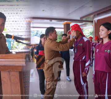 Ujoh Bilang – Mewakili Bupati Mahakam Ulu (Mahulu), Angela Idang Belawan, Wakil Bupati(Wabup) Mahulu, Suhuk, S.E., secara resmi membuka Pendidikan dan Pelatihan (Pusdiklat) Pasukan Pengibar Bendera Pusaka (Paskibraka) Kabupaten Mahakam Ulu Tahun 2026 di Lapangan Cor Ujoh Bilang, Selasa (28/07/2026).