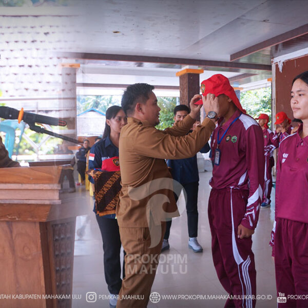 Cover Berita Edit 2026(31) Ujoh Bilang – Mewakili Bupati Mahakam Ulu (Mahulu), Angela Idang Belawan, Wakil Bupati(Wabup) Mahulu, Suhuk, S.E., secara resmi membuka Pendidikan dan Pelatihan (Pusdiklat) Pasukan Pengibar Bendera Pusaka (Paskibraka) Kabupaten Mahakam Ulu Tahun 2026 di Lapangan Cor Ujoh Bilang, Selasa (28/07/2026).