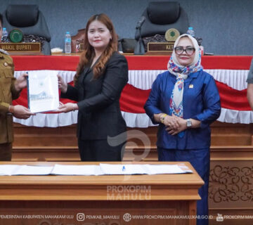 Ujoh Bilang – Bupati Mahakam Ulu (Mahulu), Angela Idang Belawan, yang diwakili Wakil Bupati (Wabup) Mahulu, Suhuk, S.E., menghadiri Rapat Paripurna DPRD Kabupaten Mahulu dengan agenda Penyampaian Rekomendasi DPRD terhadap Laporan Realisasi Semester I dan Prognosis 6 Bulan Berikutnya APBD Tahun Anggaran 2026. Kegiatan berlangsung di Ruang Rapat Paripurna Lantai 2 Sekretariat DPRD Kabupaten Mahulu, Senin (3/8/2026).