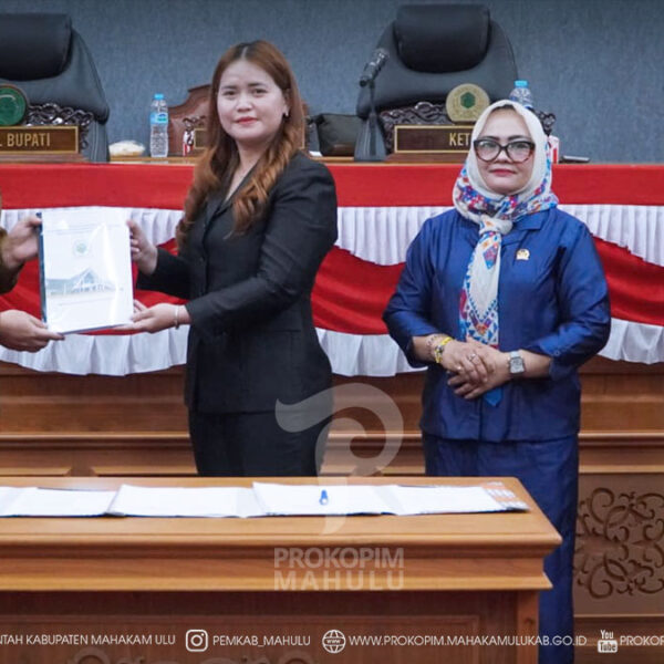 206 Ujoh Bilang – Bupati Mahakam Ulu (Mahulu), Angela Idang Belawan, yang diwakili Wakil Bupati (Wabup) Mahulu, Suhuk, S.E., menghadiri Rapat Paripurna DPRD Kabupaten Mahulu dengan agenda Penyampaian Rekomendasi DPRD terhadap Laporan Realisasi Semester I dan Prognosis 6 Bulan Berikutnya APBD Tahun Anggaran 2026. Kegiatan berlangsung di Ruang Rapat Paripurna Lantai 2 Sekretariat DPRD Kabupaten Mahulu, Senin (3/8/2026).