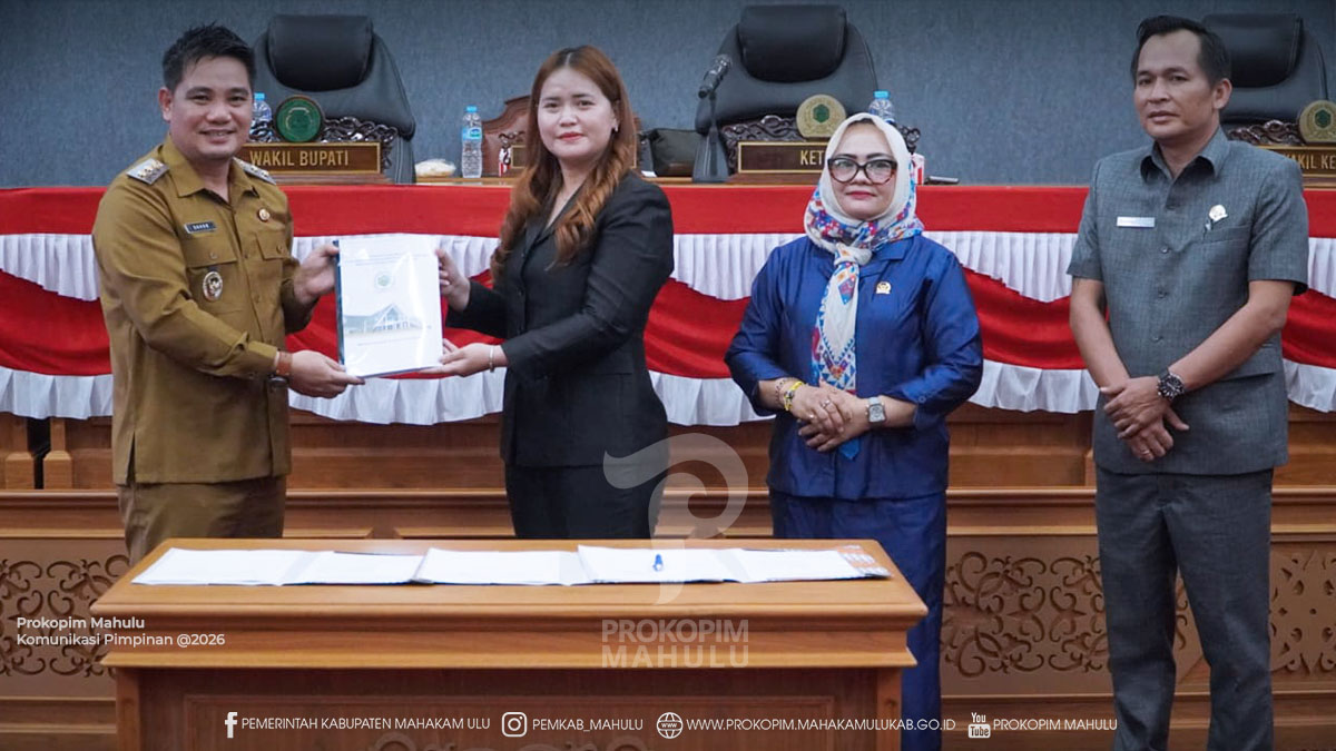 Ujoh Bilang – Bupati Mahakam Ulu (Mahulu), Angela Idang Belawan, yang diwakili Wakil Bupati (Wabup) Mahulu, Suhuk, S.E., menghadiri Rapat Paripurna DPRD Kabupaten Mahulu dengan agenda Penyampaian Rekomendasi DPRD terhadap Laporan Realisasi Semester I dan Prognosis 6 Bulan Berikutnya APBD Tahun Anggaran 2026. Kegiatan berlangsung di Ruang Rapat Paripurna Lantai 2 Sekretariat DPRD Kabupaten Mahulu, Senin (3/8/2026).