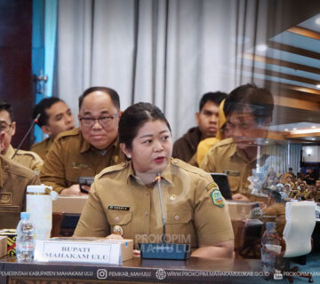 Samarinda – Bupati Mahakam Ulu (Mahulu), Angela Idang Belawan, didampingi Sekretaris Daerah (Sekda) Mahulu, Dr. Stephanus Madang, S.Sos., M.M., menghadiri Rapat Koordinasi (Rakor) Pengelolaan Keuangan Daerah se-Kalimantan Timur (Kaltim) yang berlangsung di Ruang Ruhui Rahayu, Kantor Gubernur Kalimantan Timur, Samarinda. Senin (03/08/2026)