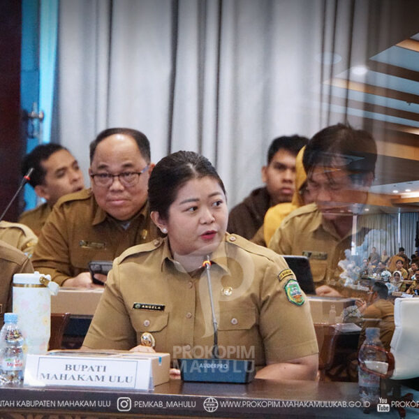 207 Samarinda – Bupati Mahakam Ulu (Mahulu), Angela Idang Belawan, didampingi Sekretaris Daerah (Sekda) Mahulu, Dr. Stephanus Madang, S.Sos., M.M., menghadiri Rapat Koordinasi (Rakor) Pengelolaan Keuangan Daerah se-Kalimantan Timur (Kaltim) yang berlangsung di Ruang Ruhui Rahayu, Kantor Gubernur Kalimantan Timur, Samarinda. Senin (03/08/2026)