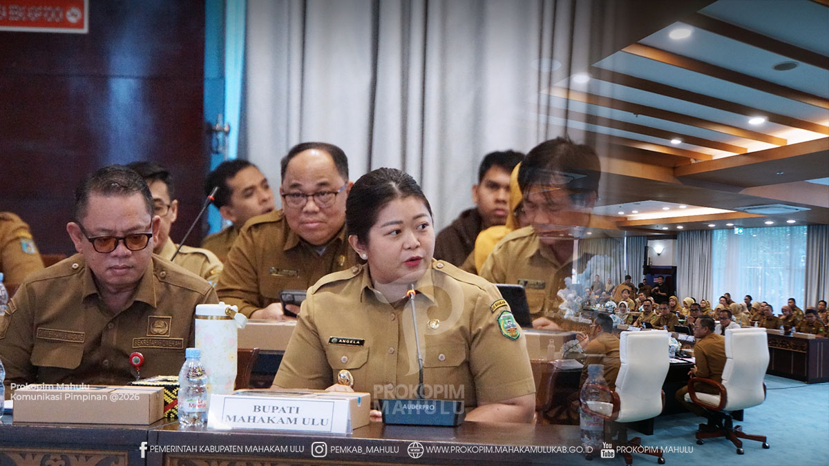 Samarinda – Bupati Mahakam Ulu (Mahulu), Angela Idang Belawan, didampingi Sekretaris Daerah (Sekda) Mahulu, Dr. Stephanus Madang, S.Sos., M.M., menghadiri Rapat Koordinasi (Rakor) Pengelolaan Keuangan Daerah se-Kalimantan Timur (Kaltim) yang berlangsung di Ruang Ruhui Rahayu, Kantor Gubernur Kalimantan Timur, Samarinda. Senin (03/08/2026)