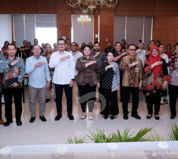 Samarinda – Bupati Mahakam Ulu (Mahulu), Angela Idang Belawan, secara resmi membuka Rapat Koordinasi (Rakor) Sosialisasi Tugas dan Fungsi Tim Pembina Pos Pelayanan Terpadu (TP Posyandu) Kabupaten Mahakam Ulu, sebagai langkah strategis memperkuat pelayanan dasar yang terintegrasi lintas sektor, bertempat di Hotel Puri Senyiur Samarinda. Sabtu (08/08/2026)