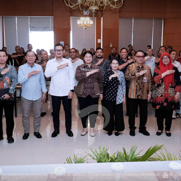215 Samarinda – Bupati Mahakam Ulu (Mahulu), Angela Idang Belawan, secara resmi membuka Rapat Koordinasi (Rakor) Sosialisasi Tugas dan Fungsi Tim Pembina Pos Pelayanan Terpadu (TP Posyandu) Kabupaten Mahakam Ulu, sebagai langkah strategis memperkuat pelayanan dasar yang terintegrasi lintas sektor, bertempat di Hotel Puri Senyiur Samarinda. Sabtu (08/08/2026)