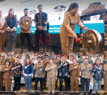 Balikpapan – Bupati Mahakam Ulu (Mahulu), Angela Idang Belawan, secara resmi membuka kegiatan Bimbingan Teknis (Bimtek) Aparatur Pemerintahan Kampung se-Kabupaten Mahakam Ulu Tahun Anggaran 2026, yang ditandai dengan pemukulan gong dan penyematan tanda peserta secara simbolis, yang berlangsung di Swiss Bell Hotel, Ocean Square, Balikpapan. Senin (10/08/2026)