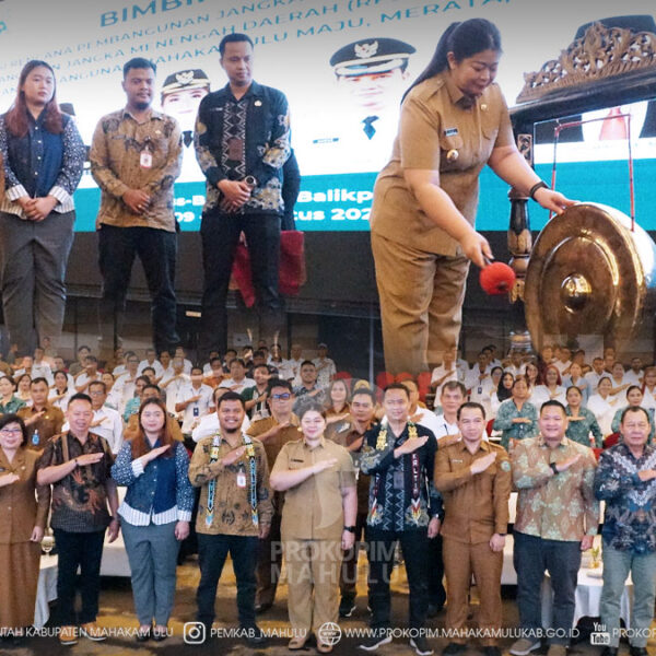 218 Balikpapan – Bupati Mahakam Ulu (Mahulu), Angela Idang Belawan, secara resmi membuka kegiatan Bimbingan Teknis (Bimtek) Aparatur Pemerintahan Kampung se-Kabupaten Mahakam Ulu Tahun Anggaran 2026, yang ditandai dengan pemukulan gong dan penyematan tanda peserta secara simbolis, yang berlangsung di Swiss Bell Hotel, Ocean Square, Balikpapan. Senin (10/08/2026)