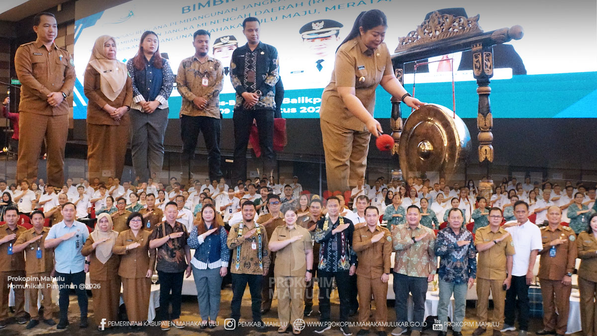 Balikpapan – Bupati Mahakam Ulu (Mahulu), Angela Idang Belawan, secara resmi membuka kegiatan Bimbingan Teknis (Bimtek) Aparatur Pemerintahan Kampung se-Kabupaten Mahakam Ulu Tahun Anggaran 2026, yang ditandai dengan pemukulan gong dan penyematan tanda peserta secara simbolis, yang berlangsung di Swiss Bell Hotel, Ocean Square, Balikpapan. Senin (10/08/2026)
