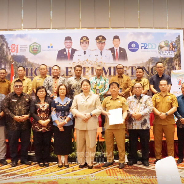 Balikpapan – Bupati Mahakam Ulu (Mahulu), Angela Idang Belawan, membuka secara langsung High Level Meeting Transformasi Tata Kelola Pendapatan Asli Daerah melalui Strategi Kolaboratif Antar Instansi dan Percepatan Digitalisasi Daerah, di MaxOne Hotels Balikpapan. Selasa (11/08/2026)