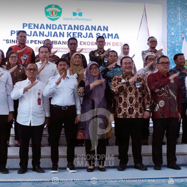 Samarinda – Pemerintah Kabupaten (Pemkab) Mahakam Ulu (Mahulu) memperkuat sinergi pengembangan ekonomi kampung melalui keterlibatan dalam Penandatanganan Perjanjian Kerja Sama (PKS) Sinergi Pengembangan Ekosistem Desa antara Pemerintah Provinsi Kalimantan Timur dan Bankaltimtara, yang berlangsung di Pendopo Odah Etam, Kantor Gubernur Kalimantan Timur,. Rabu (12/08/2026)
